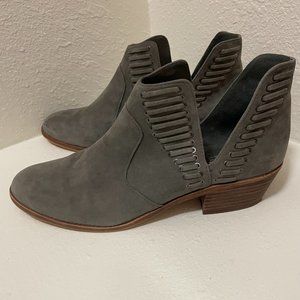 Vince Camuto Pevista Womens Size 9M Shoes Gray Leather Slip On Ankle Bootie